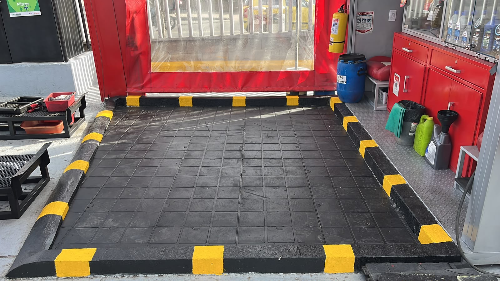 Gimnasio con grama sintética
